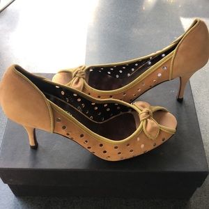 Donald Pliner - Peep toe perforated pump - Never worn!